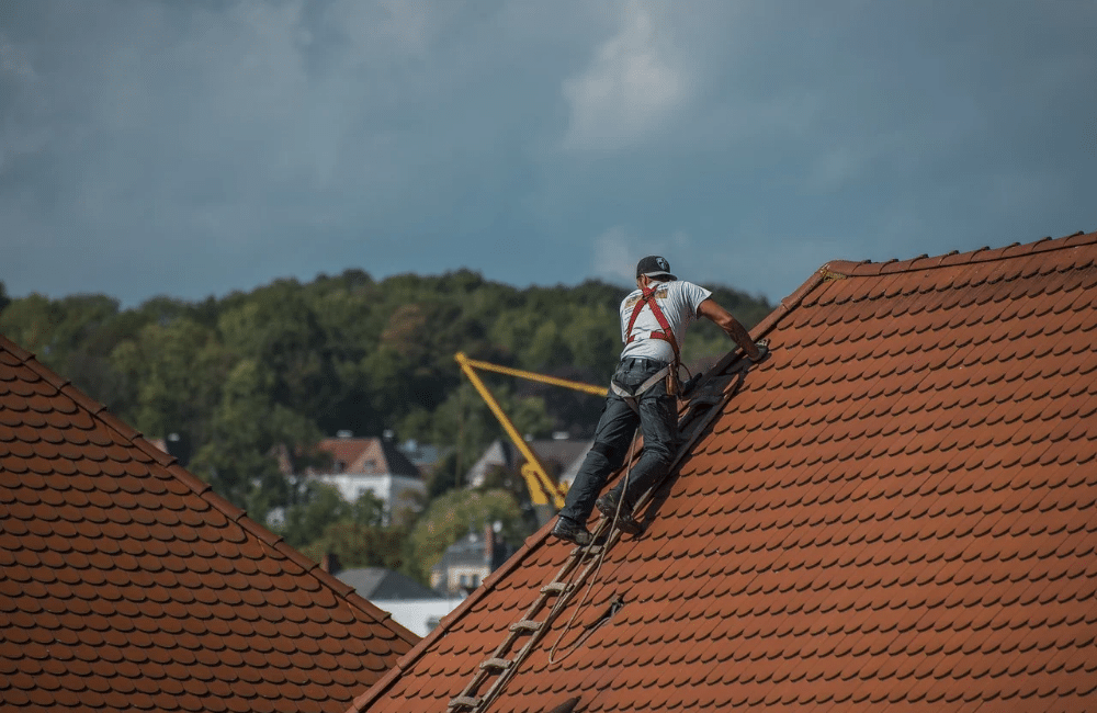 how commercial roofers ensure safety on rooftop projects